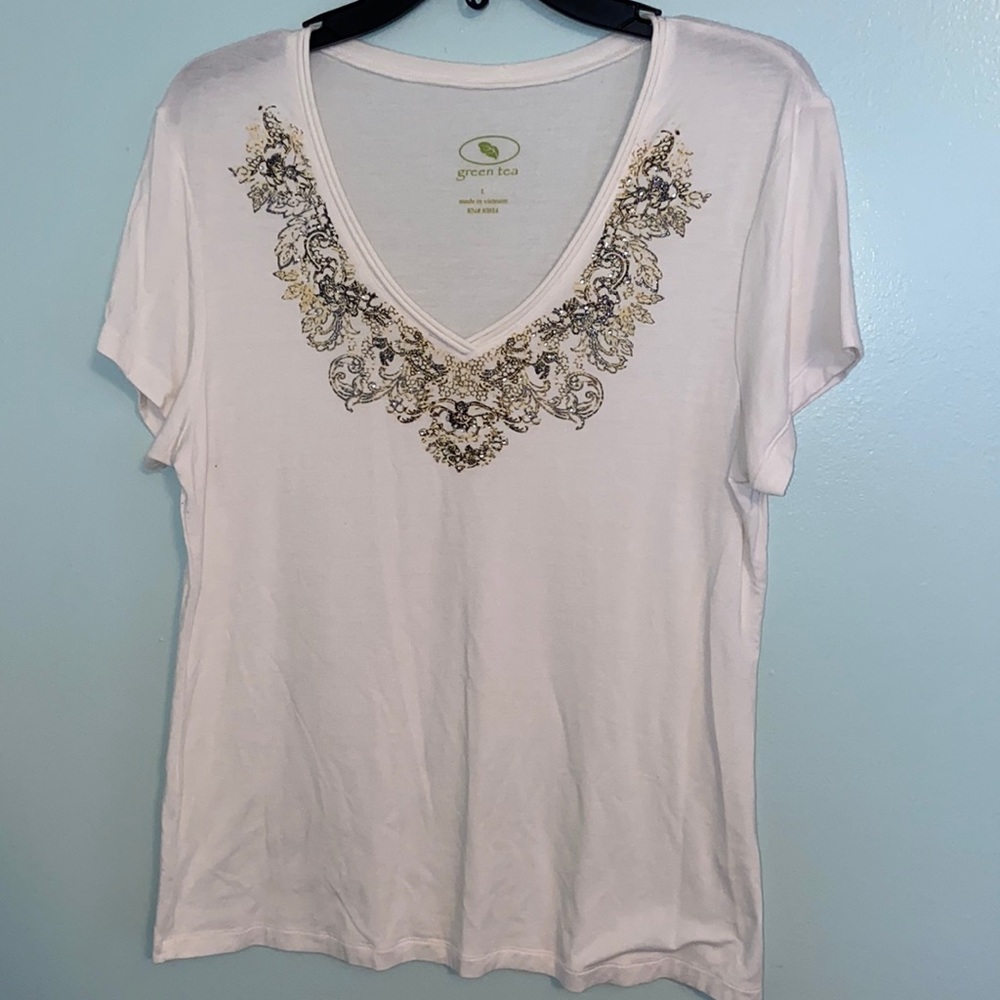 White even-neck short sleeve shirt